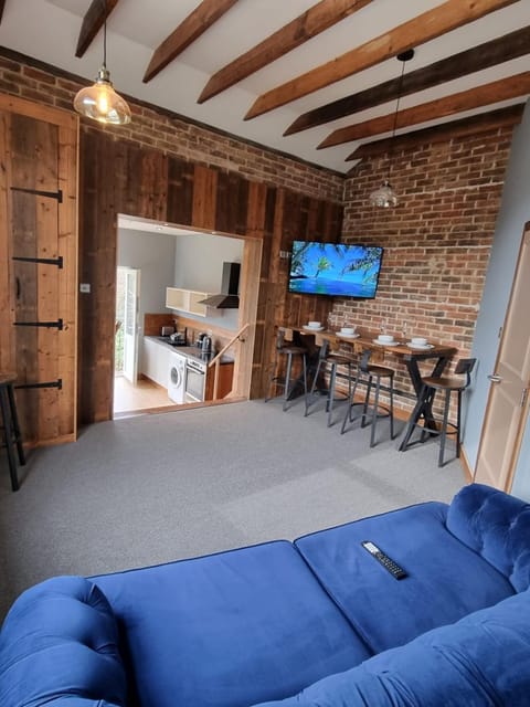 TV and multimedia, Kitchen or kitchenette, Living room, Decorative detail, Seating area, Dining area