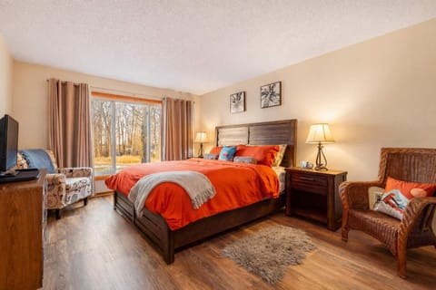 Large 2 Floor Condo, Pool Pass, Beach Club, walk to Shanty Creek House in Michigan