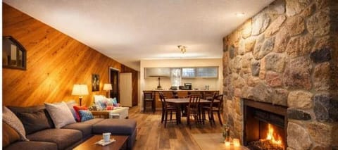 Large 2 Floor Condo, Pool Pass, Beach Club, walk to Shanty Creek House in Michigan