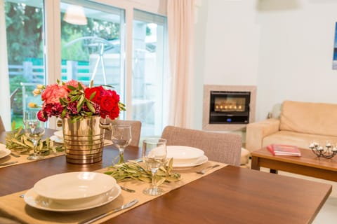 TV and multimedia, Living room, Seating area, Dining area