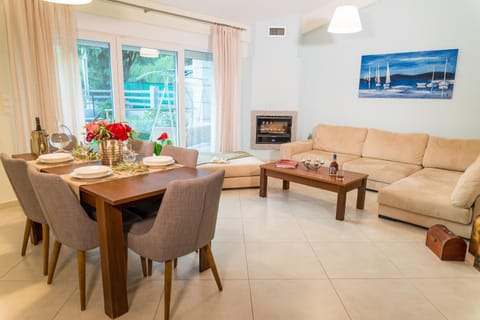 TV and multimedia, Living room, Seating area, Dining area