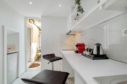 Coffee/tea facilities, Kitchen or kitchenette, stove