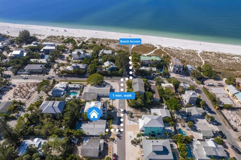 1 Min Walk to Beach and Private Heated Pool and Spa House in Anna Maria Island