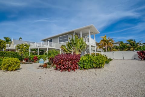 Two-unit home on AMI, 40 steps to beach entrance House in Anna Maria Island