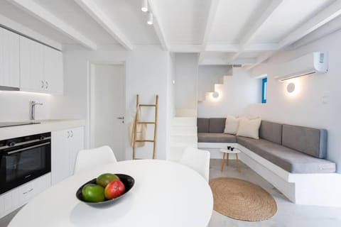 Kitchen or kitchenette, Living room, Seating area, Dining area, stove