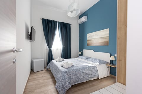 Bed, TV and multimedia, Photo of the whole room, Bedroom, towels, air conditioner
