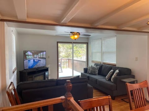 Hocking Hills Cottage with beautiful pond House in Ohio