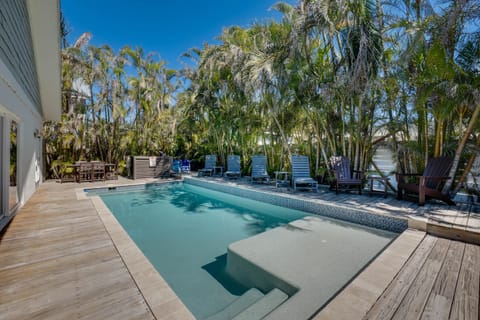 Golf Cart included! Short walk to the Beach on the Peaceful North End House in Anna Maria Island