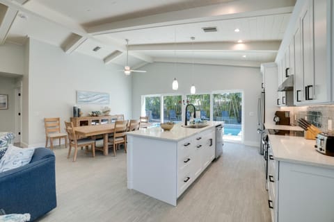 Golf Cart included! Short walk to the Beach on the Peaceful North End House in Anna Maria Island