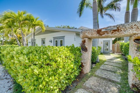 Golf Cart included! Short walk to the Beach on the Peaceful North End House in Anna Maria Island