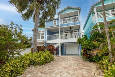 Kai Blue 4 bed and 2 and half bath elevator & private pool House in Holmes Beach