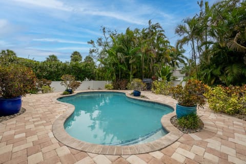 Kai Blue 4 bed and 2 and half bath elevator & private pool House in Holmes Beach