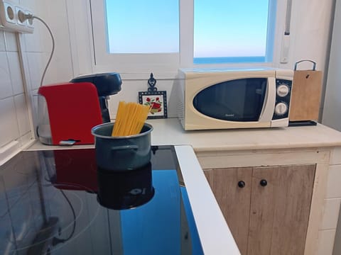 Kitchen or kitchenette, minibar