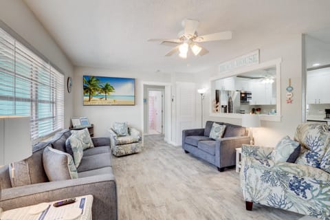 Large Pet Friendly Home just steps from White Sandy Beach House in Holmes Beach