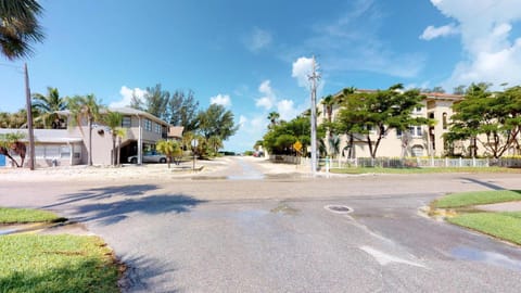 Large Pet Friendly Home just steps from White Sandy Beach House in Holmes Beach