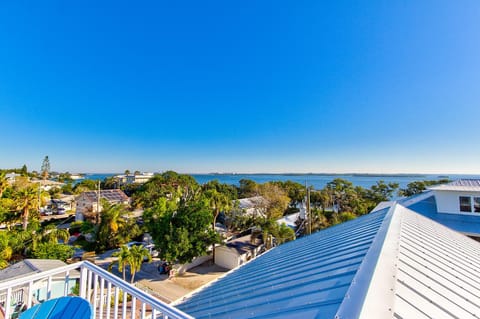 Golf Cart Included, Close to Beach, Pool Slide Spa, Elevator House in Bradenton Beach