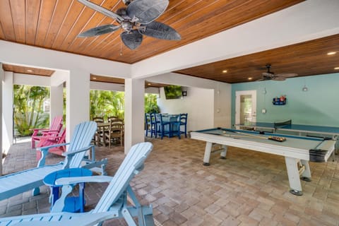 Golf Cart Included, Close to Beach, Pool Slide Spa, Elevator House in Bradenton Beach