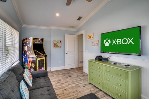 Golf Cart Included, Close to Beach, Pool Slide Spa, Elevator House in Bradenton Beach