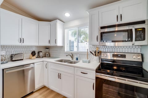Steps to the Beach, Modern Beach Bungalow House in Ilexhurst