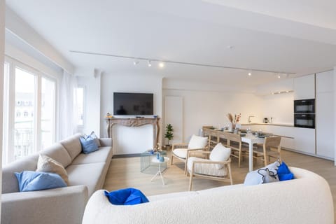 TV and multimedia, Kitchen or kitchenette, Living room, Seating area, Dining area