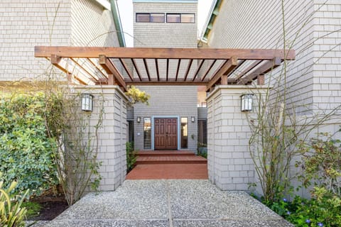 Unmatched Ocean Beach and Mountain Views Family-Friendly Retreat House in Moss Beach