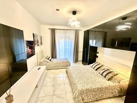 Bed, TV and multimedia, Photo of the whole room, Bedroom