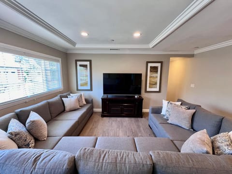 Destination #32 House in Anaheim