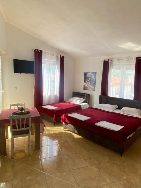 Bed, TV and multimedia, Photo of the whole room, Bedroom