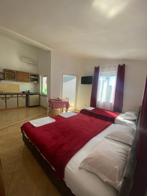 Bed, Kitchen or kitchenette, Photo of the whole room, Bedroom