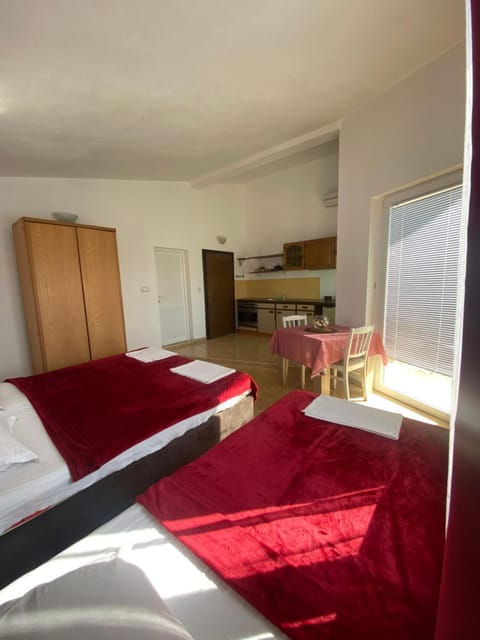 Bed, Kitchen or kitchenette, Photo of the whole room, Seating area, Dining area, Bedroom, oven