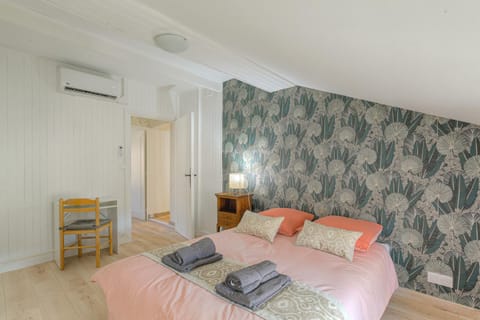 Bed, Seating area, Bedroom