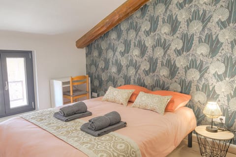 Bed, Seating area, Bedroom