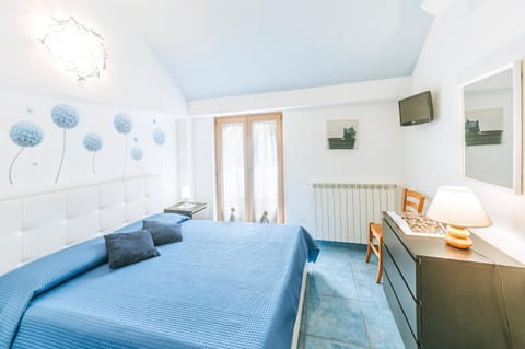 Bed, TV and multimedia, Bedroom