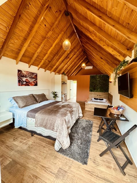 Bed, TV and multimedia, Photo of the whole room, Bedroom, Bath, oven
