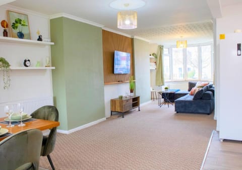 Communal lounge/ TV room, TV and multimedia, Living room, Dinner