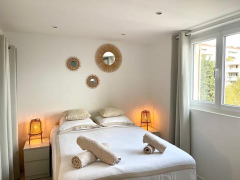Bed, Photo of the whole room, Bedroom, City view, Garden view, towels