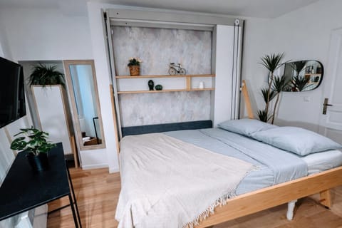 Bed, TV and multimedia, Bedroom