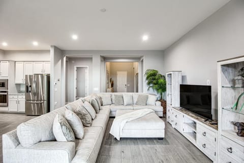 Marana Home with Pool Access and Mountain Views! House in Marana