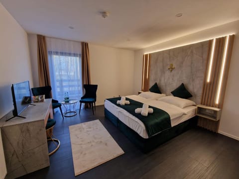 TV and multimedia, Seating area, Bedroom, hair dresser, towels
