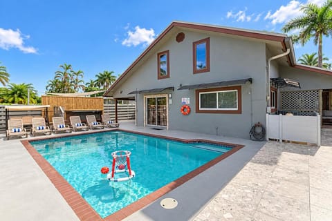 Property building, Patio, Pool view, Swimming pool, Swimming pool, sunbed