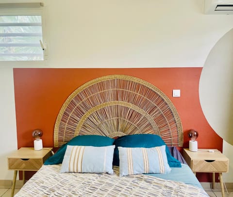 Bed, Photo of the whole room, Seating area, air conditioner