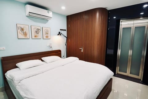 Bed, Photo of the whole room, Bedroom, elevator, air conditioner