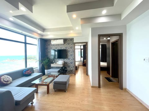 Communal lounge/ TV room, Bed, TV and multimedia, Living room, Photo of the whole room, Seating area, Evening entertainment, Bedroom