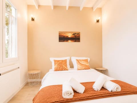 Bed, Photo of the whole room, Bedroom, towels