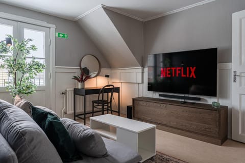 Communal lounge/ TV room, TV and multimedia, Living room, Evening entertainment