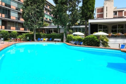 Property building, Day, Swimming pool, sunbed