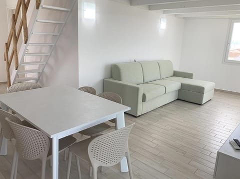 Grazioso attico con aria condizionata e comodo spazio esterno C347 Apartment in Calasetta