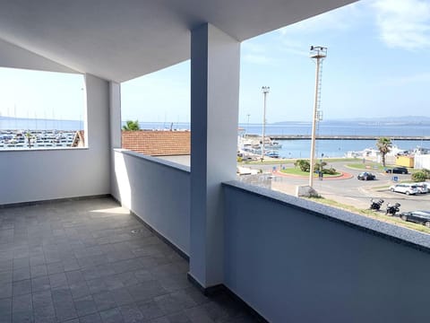 Grazioso attico con aria condizionata e comodo spazio esterno C347 Apartment in Calasetta