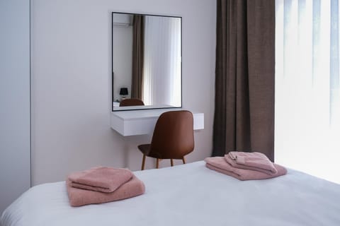 Bed, Photo of the whole room, Bedroom, towels