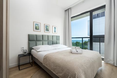 Bed, Natural landscape, Photo of the whole room, Bedroom